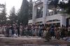En gruppe krigere fra Islamisk Stat under bøn ved byen Raqqa i det nordlige Syrien. Har man først meldt sig under terrororganisationens faner, er det uhyre vanskeligt at komme ud. Foto: AP