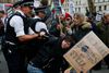 Mandag er der varslet demonstrationer mod Theresa May foran det britiske parlament. Billedet er fra fredag, da de mest ivrige krigsmodstandere demonstrerede, fordi de allerede da frygtede, at Storbritannien gik med i et militært angreb mod Syrien. Foto: Alastair Grant