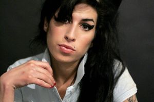 2011: Den britiske sanger Amy Winehouse (foto) dør, 27 år gammel.