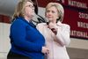 Næsten dødt løb i meningsmålingerne har kastet kandidaterne ud i en hektisk slutspurt, hvor hver eneste stemme tæller. Hillary Clinton (D) er energisk og slagkraftig, men har alligevel svært ved at begejstre.