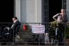 "Bliv hjemme" står der på et banner, som to mænd har hængt op på balkonen i Nantes. Tirsdag trådte udgangsforbuddet i Frankrig i kraft. Foto: Sebastien Salom-Gomis / AFP