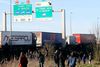 De mange flygtninge og migranter samles typisk i lejren, inden de forsøger at snige sig om bord på for eksempel lastbiler, der krydser kanalen til Storbritannien. Foto: Michel Spingler/AP
