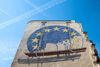 Ved valget til Europa-Parlamentet står kampen om, hvordan EU skal forandres. Gavlmaleriet med EU's symbol er fra Paris. Foto: Joel Saget/AFP