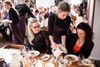 Tjener Ida Nielsen serverer hummersuppe for gæsterne på Villa Kähler Dining. De får alle sammen det samme at spise, serveret på samme tid. Det gør noget for prisen – man får en megen fin restaurantoplevelse ved at tage den store pakke – guldmenuen – med mad og drikke for 599 kr. Foto: Gregers Tycho