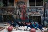 Flygtninge sover på gaden i Athen, mens de forbereder rejsen nordpå. Foto: Yorgos Karahalis/AP Photo