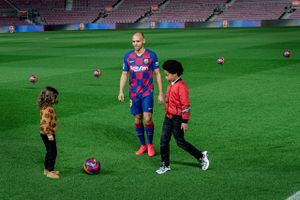 Martin Braithwaite havde to af sine børn med på banen til præsentationen på Camp Nou. Foto: Casper Dalhoff  