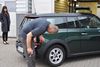 Det kan betale sig at forberede afleveringen af bilen. Hvis der er stenslag i forruden, så få sagen klaret ved dit forsikringsselskab før afleveringen. Her er det Peter Green fra FDM, der besigtiger Heidi Reinholdts Mini Cooper Clubman, hun afleverer efter tre års privatleasing. Foto: Jens Overgaard