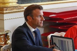 Efter et år med spændinger besøger Frankrigs præsident, Emmanuel Macron, Algeriet for at skrive et nyt kapitel i forholdet til den tidligere koloni.