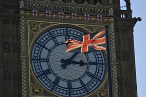 Big Ben kunne atter varsle et nyt år, efter at det legendariske klokketårn har undergået en omfattende renovering. Hvor længe coronaen vil bide i briterne, og om de sidste uløste brikker af brexit falder på plads. Foto: Justin Tallis/AFP