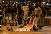Under protesterne i Minsk røg politi og demonstranter flere gange i gadekamp med hinanden. Her ses en oppositionsstøtte, der blev trukket væk af politiet. Foto: Tut.by/Reuters
