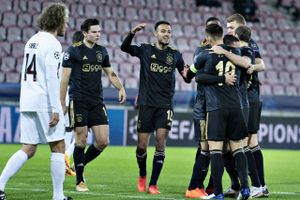 Fire Ajax-spillere rejste mod reglerne til Danmark med et rutefly, skriver Ekstra Bladet.
