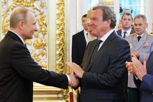 Vladimir Putin er netop blevet indsat som Ruslands præsident for fjerde gang og lykønskes i Kreml af fhv. kansler Gerhard Schröder, bestyrelsesformand for olieselskabet Rosneft og rørledningsselskaberne Nord Stream og Nord Stream 2. Foto: AP/ Aleksej Drusjinin
