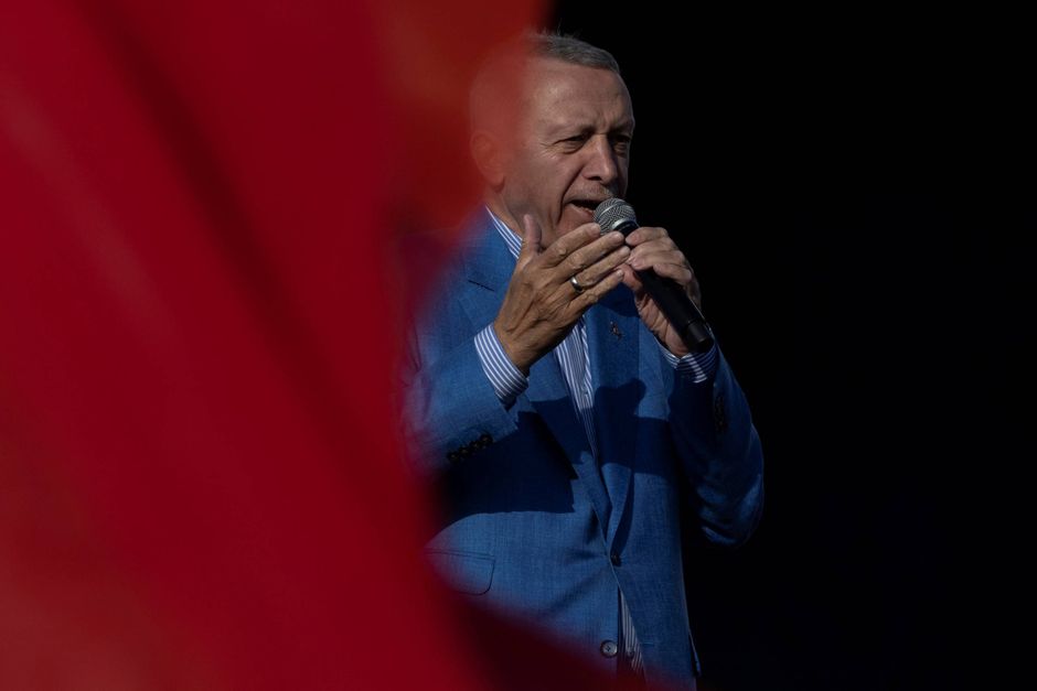 Erdogan blev engang hyldet som en muslimsk demokrat, men ses nu af mange som en autokrat og farlig islamist. Mens tyrkerne afgør deres mangeårige leders skæbne, ser Jyllands-Posten på, hvordan en fattig arbejderklassedreng blev Tyrkiets mest magtfulde mand – og hvorfor det nu måske er slut. 