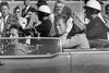 Der har også været spekuleret i, om Cubas daværende leder, Fidel Castro, stod bag - som gengæld for USA’s forsøg på at invadere Cuba i 1961. Eller om at det var en hævnaktion fra mafiaen, et angreb fra den sovjetiske efterretningstjeneste, KGB, eller et internt plot udtænkt af CIA eller Kennedys vicepræsident Lyndon Johnson. Arkivfoto: Jim Altgens/AP