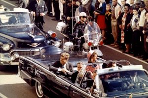 Offentliggørelsen af flere tusinde dokumenter om mordet på USA’s tidligere præsident John F. Kennedy får diskussionen om verdens største mordgåde til at blusse op. 