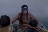 Malorie, spillet af den amerikanske skuespillerinde Sandra Bullock, flygter sammen med sine to børn fra en dommedagsverden i Susanne Biers nye film "Bird Box" Foto: Merrick Morton/Netflix via AP