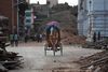 Især i de ældre bydele i hovedstaden, Kathmandu, styrtede bygninger sammen under jordskælvet. Her på Basantur Durbar-pladsen. Foto: Bernat Armangue/AP