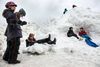 Fredag havde mange børn fra skoler og institutioner sjov i sneen ved musikhuset – trods regn og plusgrader. Generelt har der været mange gæster, men for lidt forbrug til arrangørernes smag i Aarhus Snow Park. Foto: Jan Dagø