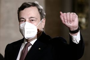 Draghi tages i ed lørdag og sammensætter en ny italiensk regering bestående af teknokrater og politikere.