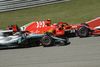 Kimi Räikkönen i den røde Ferrari passerer Lewis Hamilton under det amerikanske grandprix. Foto: Eric Gay/AP