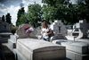 Yolanda Cumia ved sin faders sarkofag på kirkegården i Madrid. Hans navn mangler fortsat at blive indgraveret. Midt i sorgen vil hun have placeret et ansvar. Foto: Christian Lykking