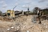 Ukrainsk soldat ser på resterne af et udbombet hjem i landsbyen Jatskivka i det østlige Ukraine, hvor russerne nu har indledt en omfattende offensiv. Præsident Joe Biden holder tirsdag et videotopmøde med USA's allierede om en optrapning af krigen i Ukraine. Foto: Ronaldo Schemidt/Ritzau Scanpix