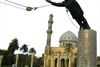 Da amerikanske tropper i 2003 væltede statuen af Iraks diktator, Saddam Hussein, i Bagdad, troede mange, at demokratiseringen af Mellemøsten var begyndt. De blev slemt skuffet. Arkivfoto: AP