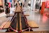 Afspærrede bænke i storcenteret Granbystaden i Uppsala. I Sverige har man bl.a. skiftet holdning til mundbind og anbefaler nu, at svenskerne benytter dem i den offentlige transport. Derudover har den svenske regering bebudet nye restriktioner over julen for at stoppe smitten. Foto: Henrik Montgomery/AFP