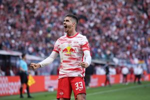 RB Leipzig erobrede fjerdepladsen i Bundesligaen efter en sikker 4-0-sejr over Augsburg.
