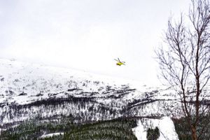 Kvinde, som faldt flere hundrede meter fra et bjerg i Troms, meldes i stabil tilstand, og skaderne moderate.
