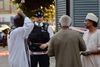 Én person er død, efter at en 48-årig mand med tilsyneladende fuldt overlæg påkørte flere personer ved en moské i London ved midnat lokal tid. Foto: Victoria Jones/AP