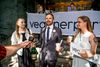 Veganerpartiet fejrer at de er blevet opstillingsberettige. Underskrifter afleveres af Lars Corvinius Olesen, pressechef og indenrigsordfører til Valgnævnet i Social og Indenrigsministeriet. Foto: Nils Meilvang/Ritzau Scanpix