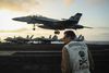 Et F/A-18F-Hornet-jagerfly lander på det amerikanske hangarskib "Abraham Lincoln", der befinder sig ved indsejlingen til Den Persiske Golf. Et angreb på Iran kan bl.a. foregå herfra. Hangarskibet har 90 fly med ombord. Foto via Reuters