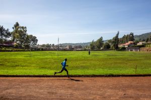 Ngong-bakkerne nær Kenyas hovedstad, Nairobi, er træningsområde for nogle af verdens bedste løbere. William Morwabe er én af dem, der løber sig ud af fattigdom.