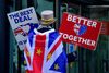 Forhandlingerne om en handelsaftale mellem EU og Storbritannien har været i gang i mange måneder. Her demonstrerer en modstander af brexit ved en af forhandlingerne i november. Foto: Reuters/Toby Melville
