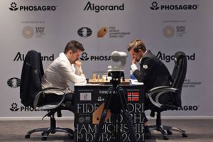 Norske Magnus Carlsen har været regerende verdensmester i skak siden 2013, hvor han slog Viswanathan Anand.