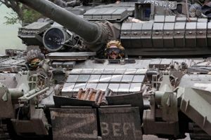 Russiske tropper går langsomt frem. Zelenskyj nægter at lade kampdygtige mænd forlade Ukraine. FN melder om et rekordhøjt antal fordrevne. Få overblikket her. 