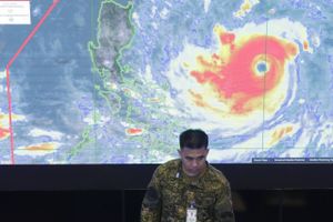 Supertyfonen Mangkhut nærmer sig det nordlige Filippinerne. Millioner er truet af kategori 5-stormen.