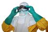 Læger uden Grænser har sat 300 mand iført beskyttelsesdragter ind i kampen for at stoppe ebola udbruddet. Foto: Cellou Binani/AFP