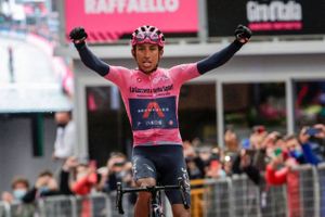 Egan Bernal tog sin anden etapesejr og udbyggede sin samlede føring i Giro d'Italia, da han vandt 16. etape.