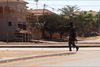 En soldat patruljerer det område i Bissau, hvor regeringsbygningerne ligger. Kraftigt bevæbnede mænd omringede tidligere tirsdag præsidentboligen. Præsident Umaro Sissoco Embalo betegner det som et kupforsøg. Situationen er under kontrol, oplyser han tirsdag aften. Foto: Afptv Teams/Ritzau Scanpix