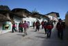 Som svar på et retssystem i opløsning går de piskebevæbnede medlemmer af en peruansk borgerværnsgruppe på patrulje i byen Cajamarca.