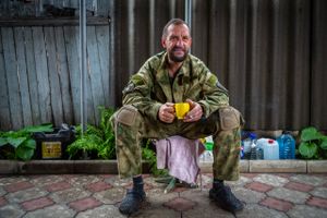Under optakten til den ukrainske storoffensiv døde finskytten ”Toha” fredag kl. 11.18 i kamp ved fronten i Bakhmut. I eftertiden vil hans navn være et blandt tusinder af andre på listen over faldne soldater. Men bag hvert eneste tab på slagmarken er en historie om ubærligt savn og meningsløshed. Sammen med hans hårdkogte våbenbrødre tog JP's korrespondent Thea Pedersen en tårevædet afsked med ”Toha”, mens hans enke syg af fortvivlelse hastede hjem fra Danmark. 