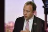 Storbritanniens sundhedsminister Matt Hancock blev søndag interviewet af BBC, hvor han advarede briterne om konsekvenserne af at overtræde de nye, strammere coronaregler. Foto: Jeff Overs/BBC via Reuters
