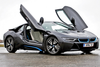 Der er efterhånden ikke rigtigt nogen, der gider dreje hovedet efter en Porsche 911. I modsætning til BMW i8, hvor du skal være indstillet på at leve med de konstant snurrende kameraer, hver gang du er ude at lufte utysket. Fotos: Christian Schacht