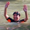 Paris' borgmester Anne Hidalgo blev angiveligt ikke syg af at svømme i Seinens ellers ret forurerende vand for nylig, da hendes mediestunt skulle vise, hvor sikkert det er at afholde konkurrence på Seinen. Men der er nok andet at få ondt i maven over, når det gælder OL. Foto: Emmanuel Dunand/AFP