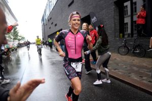Michelle Vesterby fødte ved et kejsersnit i maj. Søndag håber hun at vinde Ironman Copenhagen.