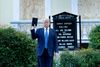 Præsident Donald Trump, der ikke er kendt som nogen flittig kirkegænger, poserer med en bibel uden for St. John's Church over for Det Hvide Hus. Foto: Brendan Smialowski/AFP