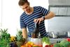 Mads Bo anbefaler at drikke juice med de grøntsager, man ikke gider spise. Han elsker grønne juice og mikser ofte agurk, spinat, broccoli, bladselleri og lime i en sund drink. Mads Bo har virksomheden High on life, hvor han holder foredrag og udgiver kogebøger med juiceopskrifter. Foto: High on life