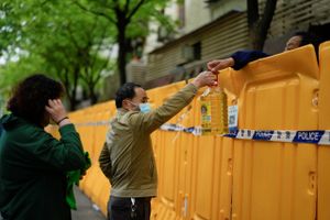 Styret i Shanghai er begyndt at lempe på restriktioner, men antallet af nye smittetilfælde fortsætter op. 